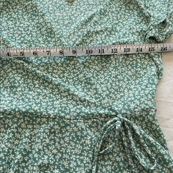 Green calico wrap v neck babydoll ruffled sleeve top small Monteau Los Angeles - Picture 6 of 10